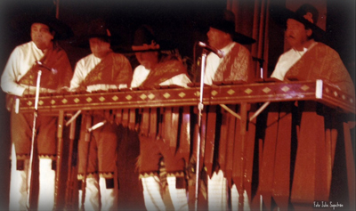Interpretando música en la marimba